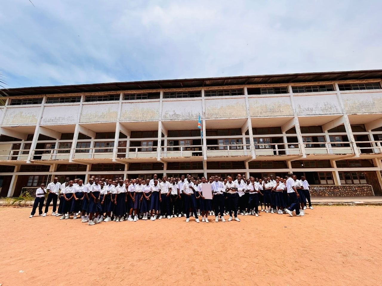 Élèves souriants avec un encadreur